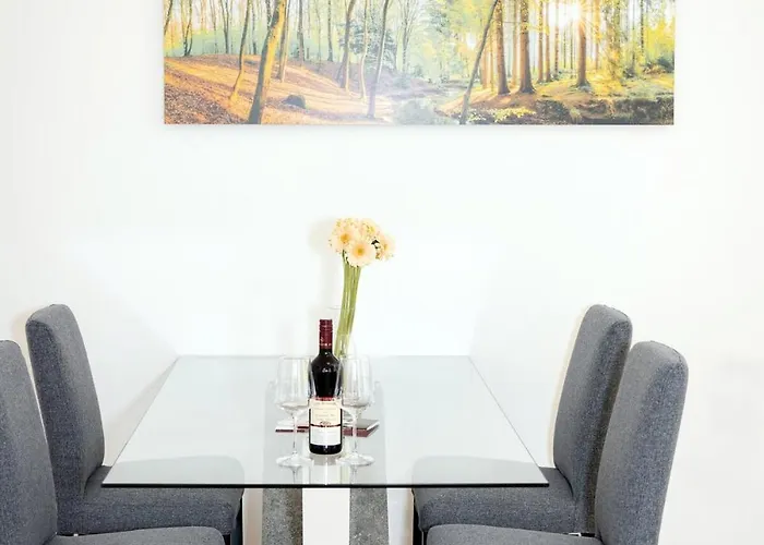 Stylish With Free Parking Apartment *