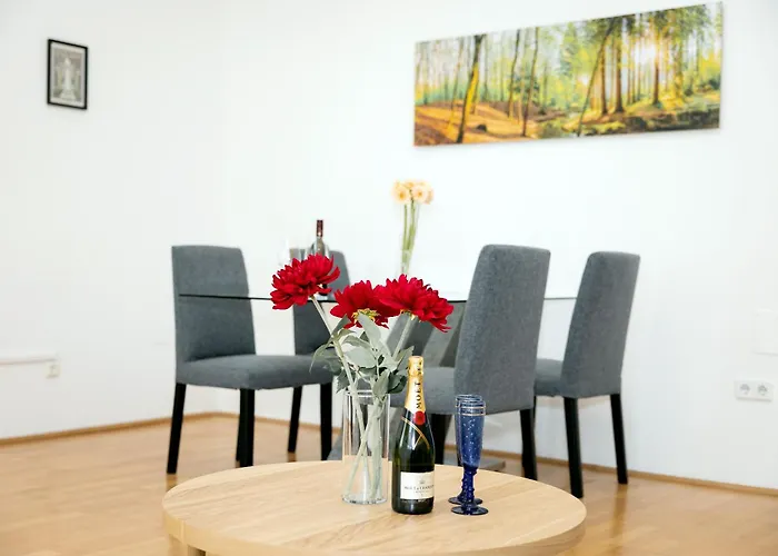 Stylish With Free Parking Apartment *