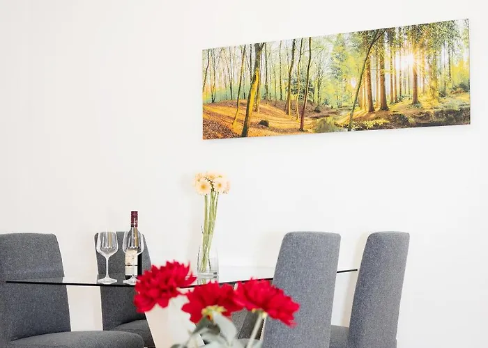 Stylish With Free Parking Apartment *