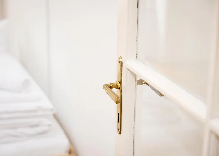 Stylish With Free Parking Apartment *